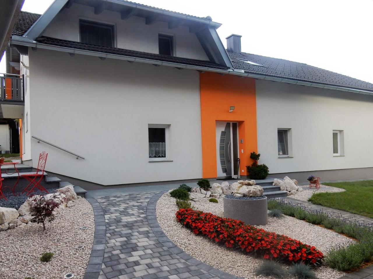 Fruehstueckspension Lach Bed and Breakfast Eberndorf Esterno foto